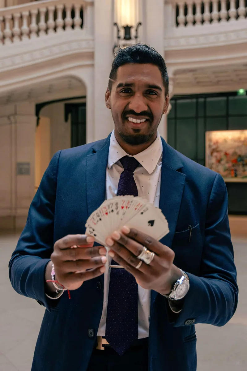 Vadrame Clair, magicien, avec un jeu de cartes